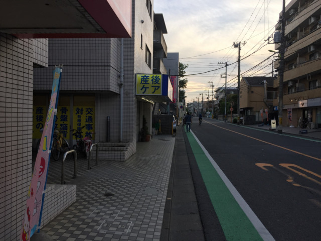 左に曲がると給田名倉堂があります。