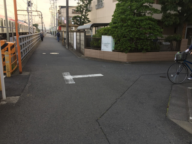 2つ目の踏切を右に曲がります。