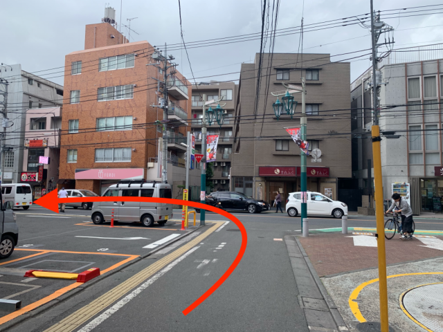左手にパーンキングがあります