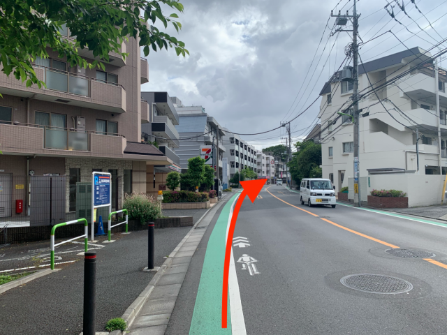 進んで行くとセブンイレブンが見えてきます